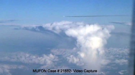 Objet qui ressemble à un missile filmé depuis un avion Mufon-21882-vc