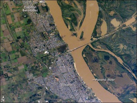 Argentine : Etrange activité au dessus de la rivière Parana Rosario-argentina-from-nasa