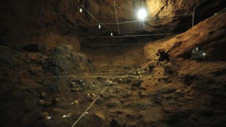 découverte d'un tunnel sous la pyramide du Serpent à Plumes à Theotihuacan - Page 2 Endroitavecspheres-teotihuacan