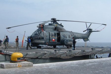 EVOGOL AT ENGLISH WIKIPEDIA à Mejillones, au Chili. hélicoptère Cougar AS 532SC de la marine Chilienne